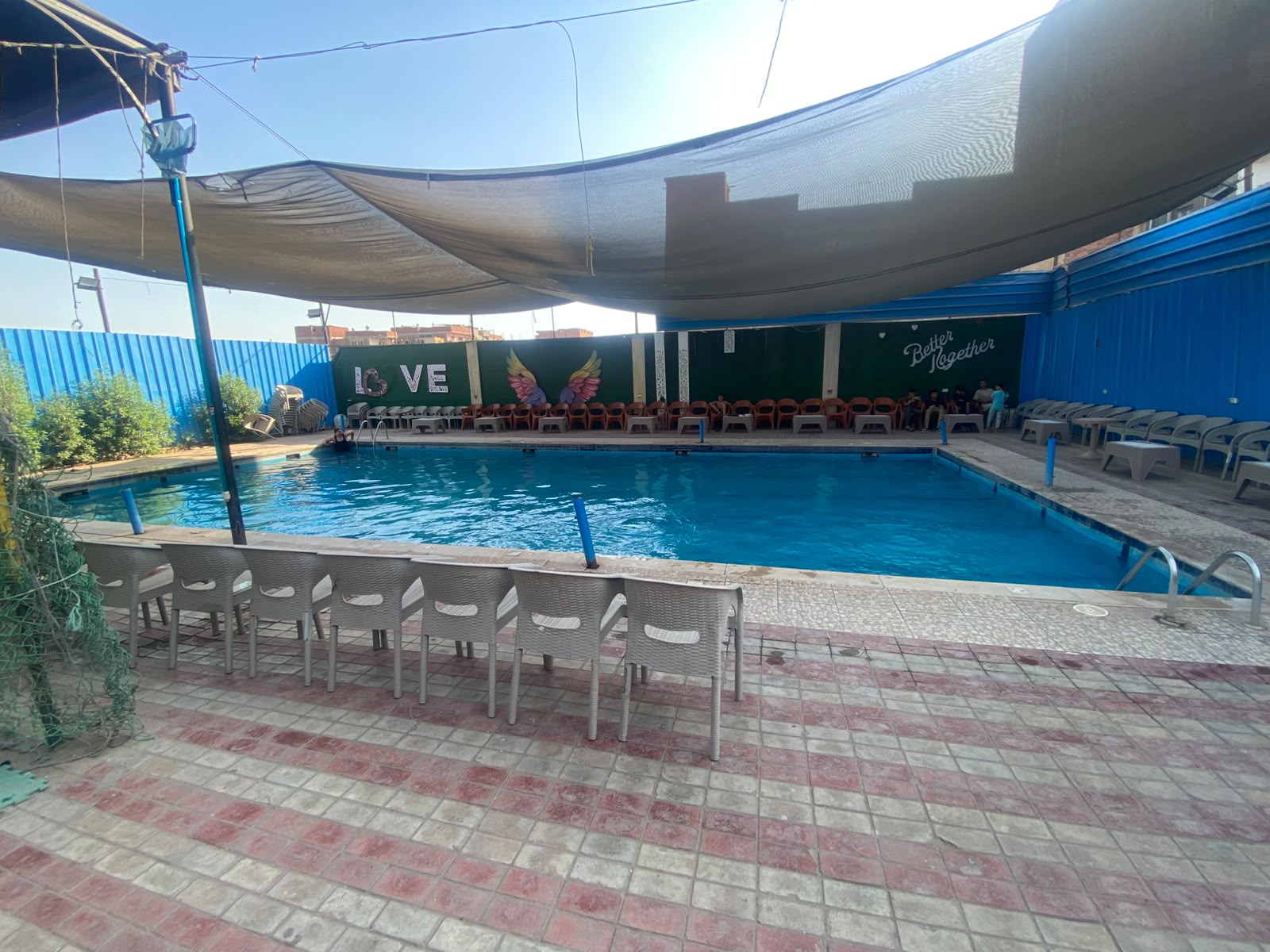 حمام سباحة أمواج